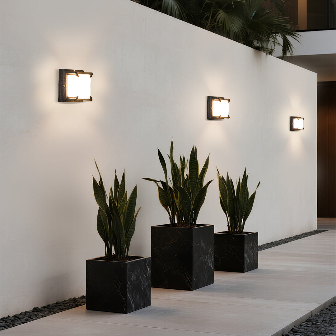 Modern Outdoor Wall Sconce in Black Die-Cast Aluminum