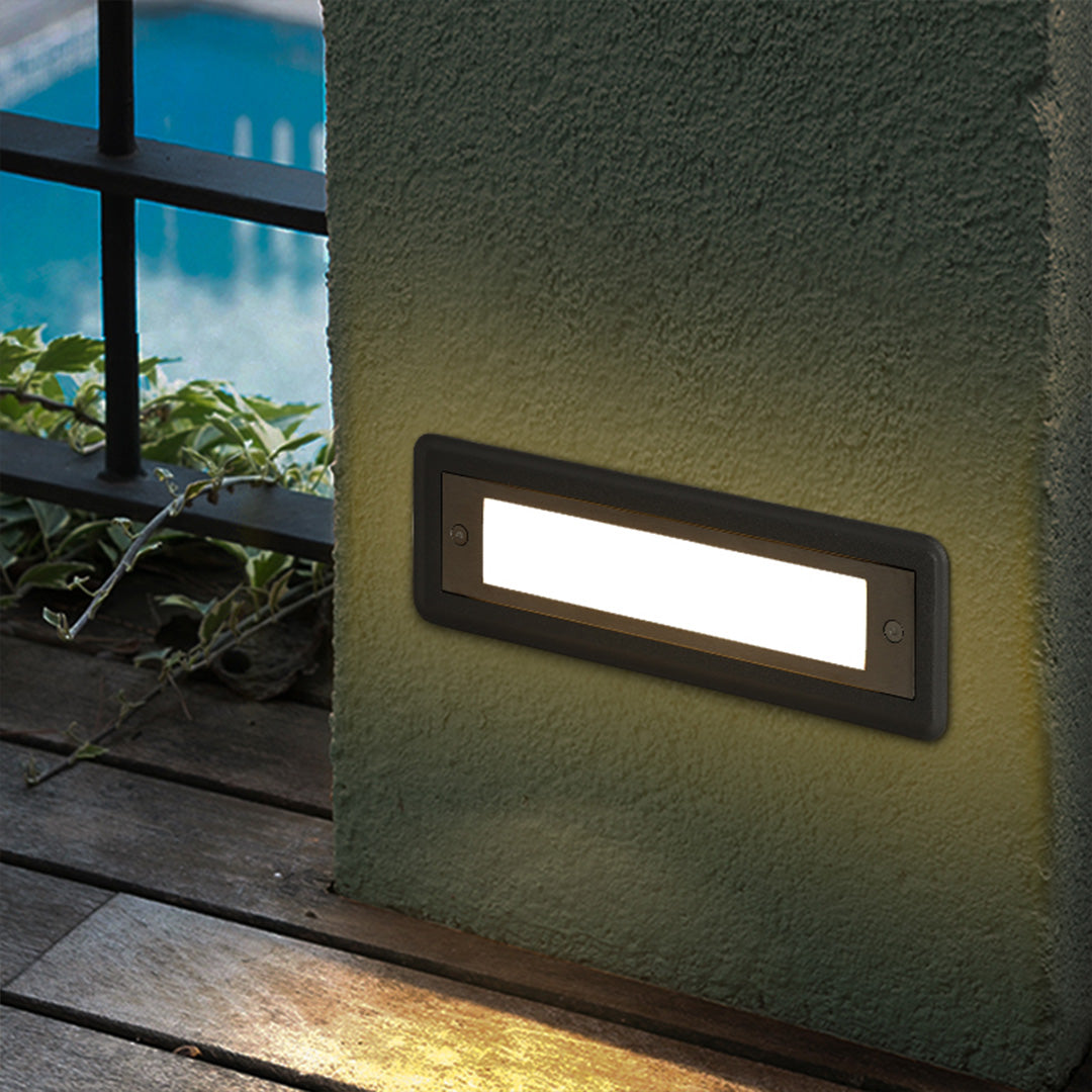 Recessed Step Light in Minimalist Aluminum for Architectural Outdoor Spaces