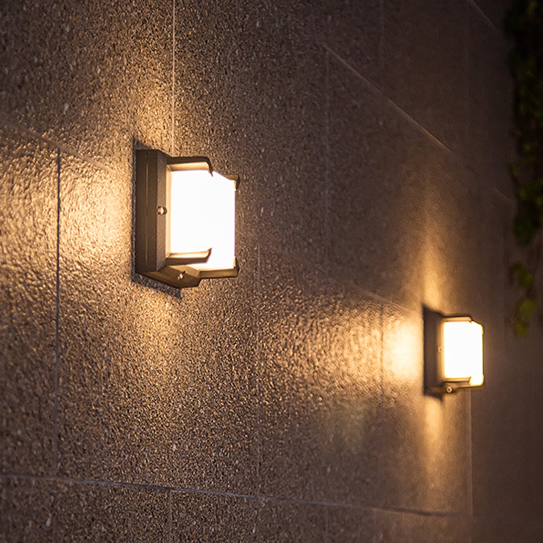 Modern Outdoor Wall Sconce in Black Die-Cast Aluminum