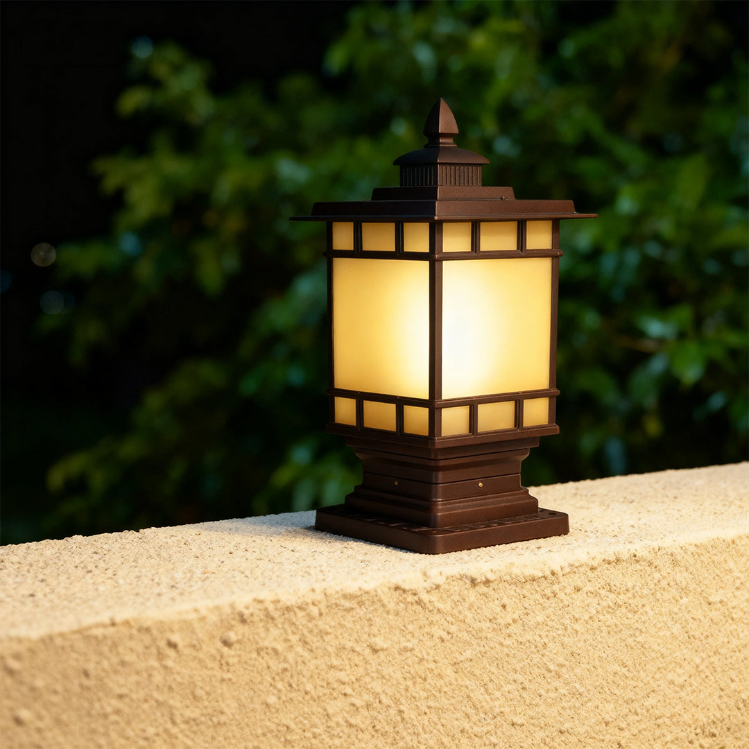 Vintage Outdoor Post Light with Aluminum Body and Glass Shade