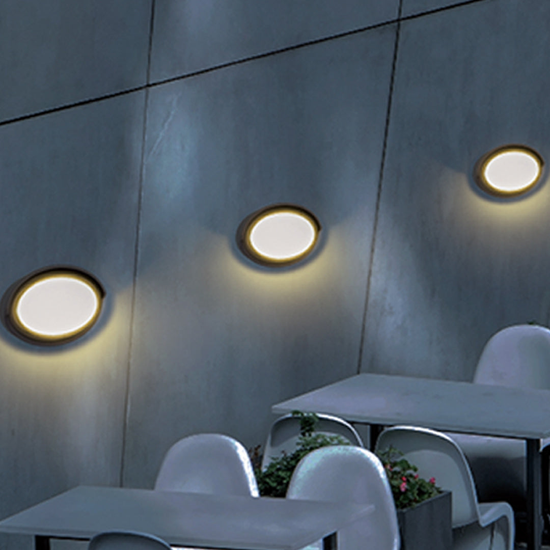 Minimalist Outdoor Wall Sconce in Black – Waterproof LED for Modern Facades