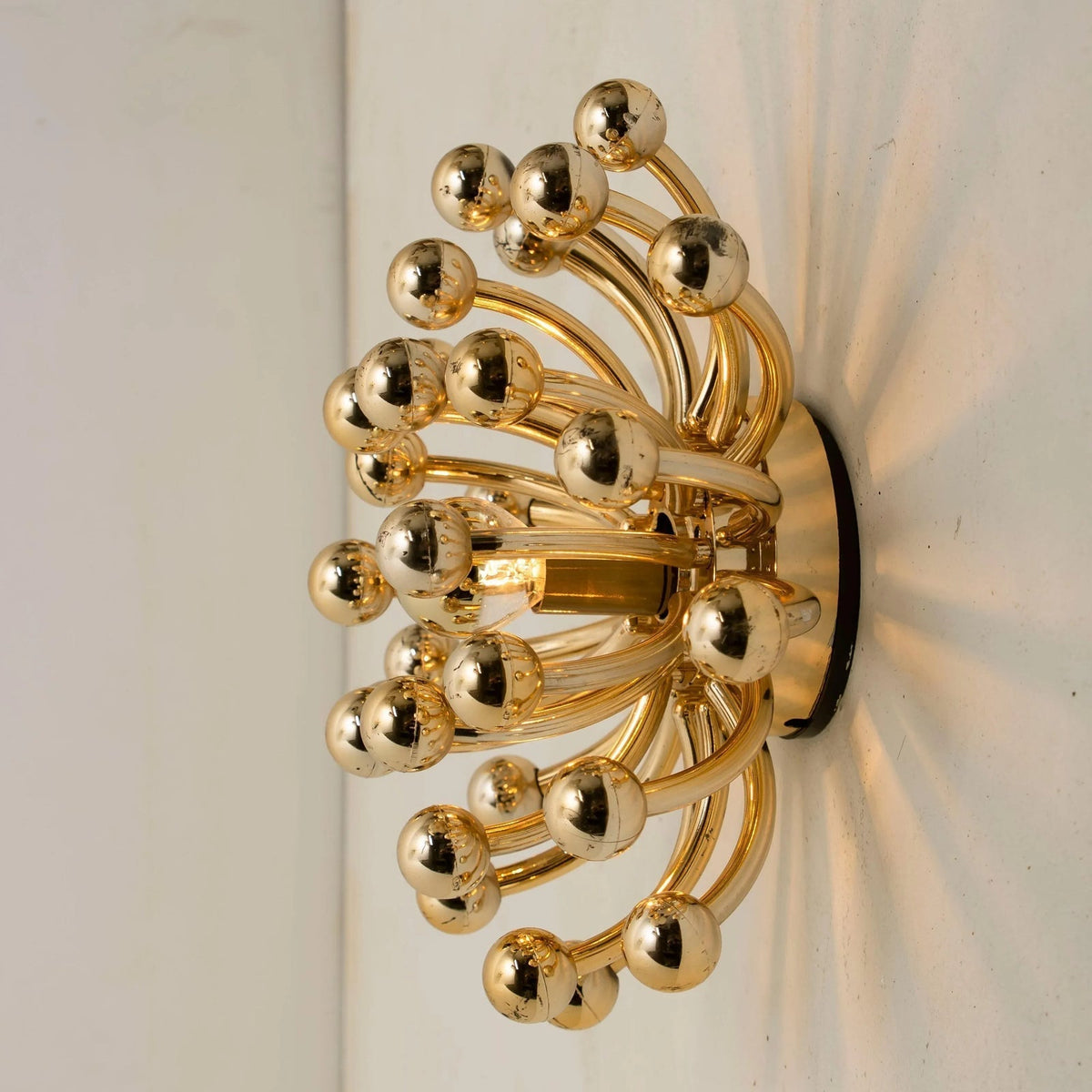 Pistillino Brass Wall Sconce – Modern Gold Orb Lighting Fixture