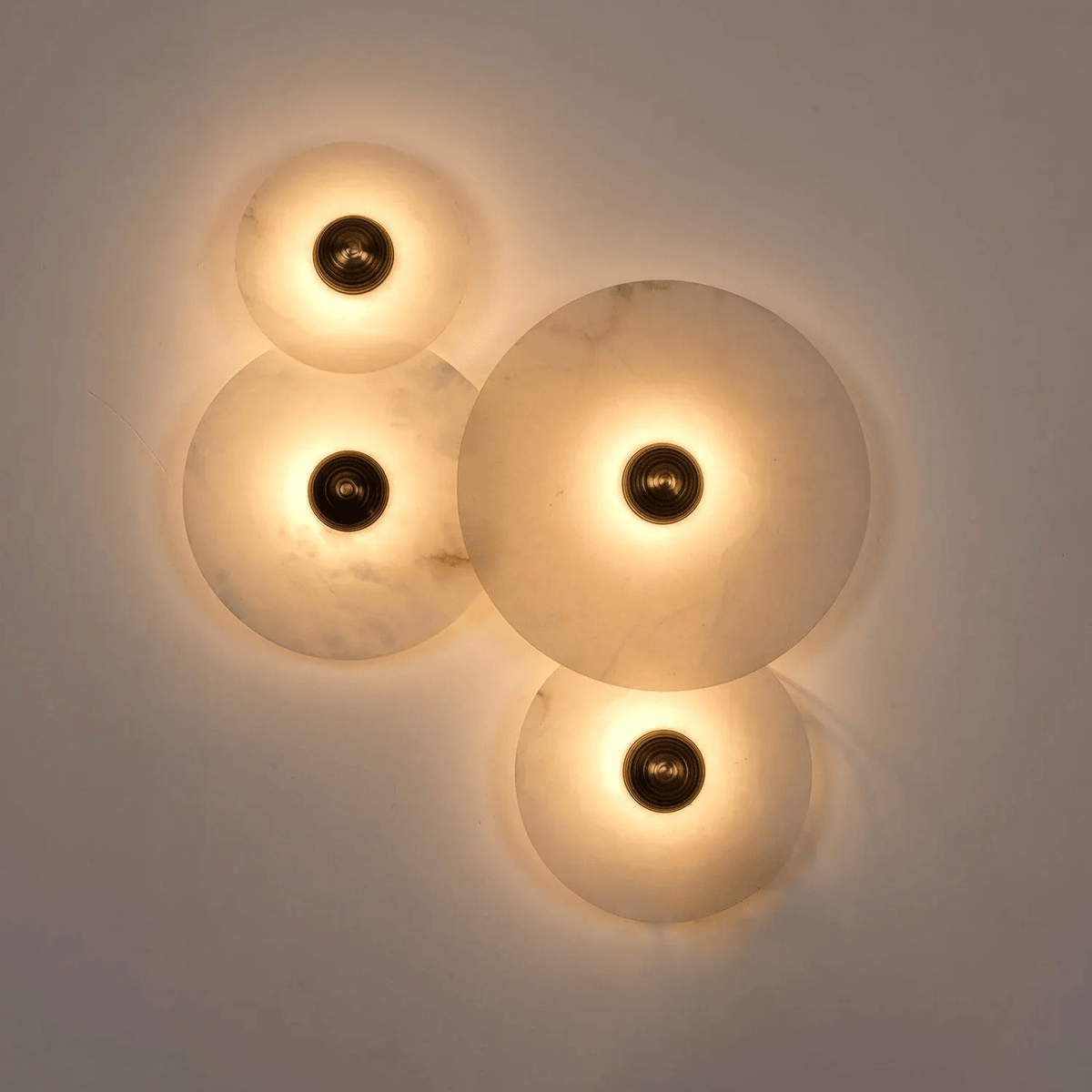 Nayra Alabaster Wall Sconce – Sculpted LED Wall Light in Natural Stone