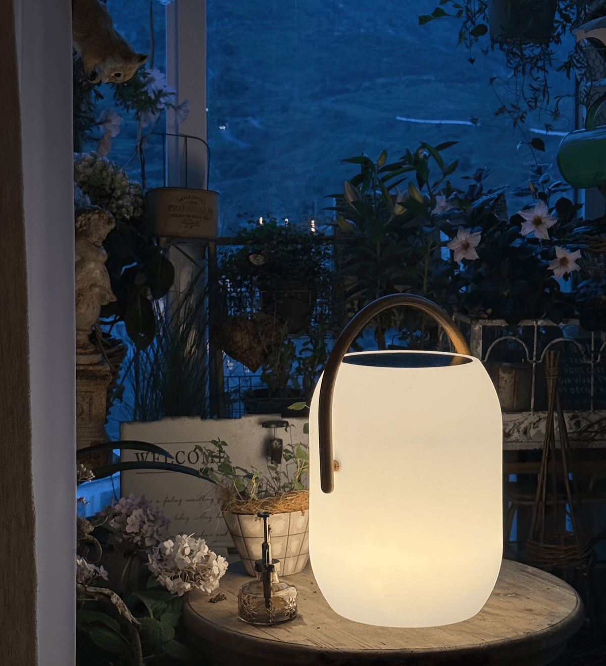Noria Solar Outdoor Lantern – Portable LED Garden Light with Wood Handle