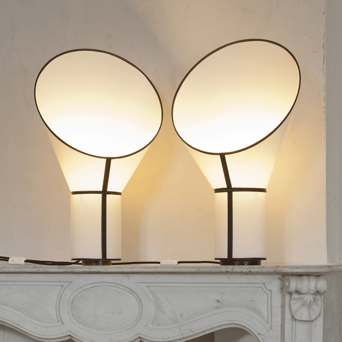 Artful Outline Table Lamp – Modern Geometric Illumination for Bedside and Living Spaces