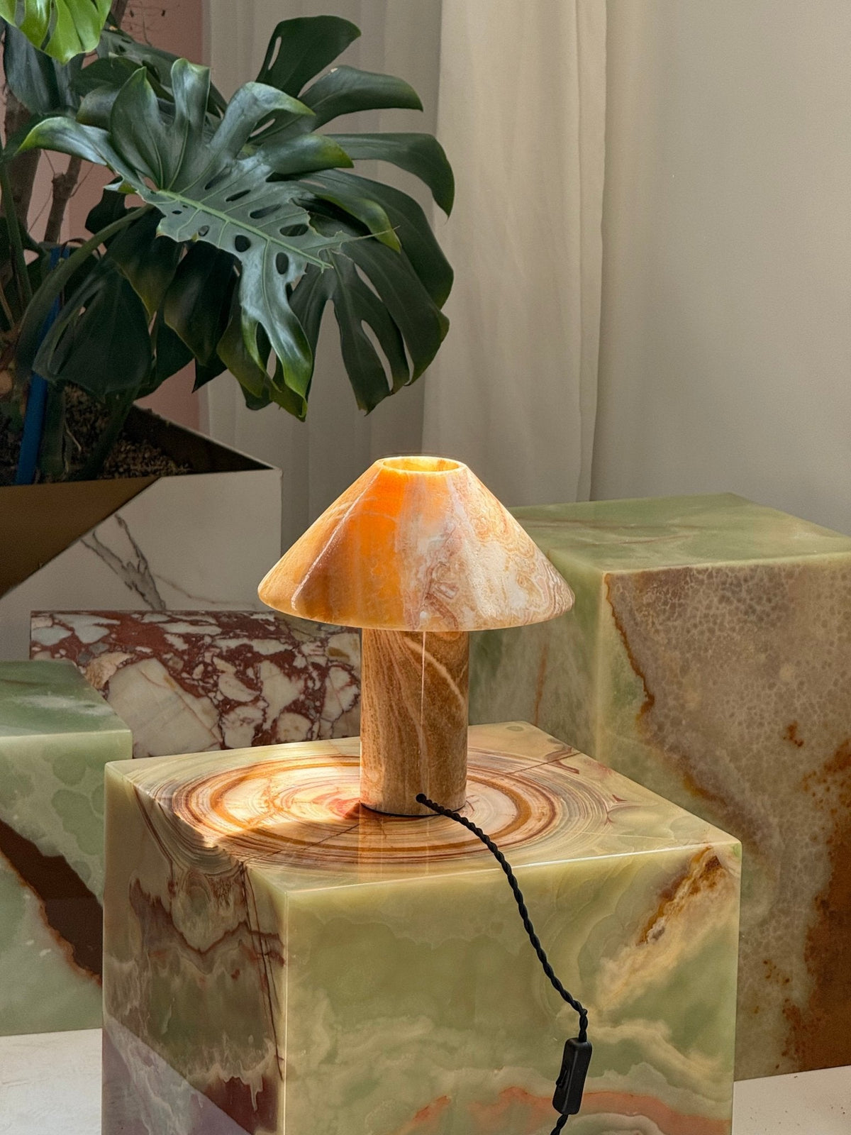 Marbelle Onyx Table Lamp – Hand-Carved Natural Stone Bedside Light