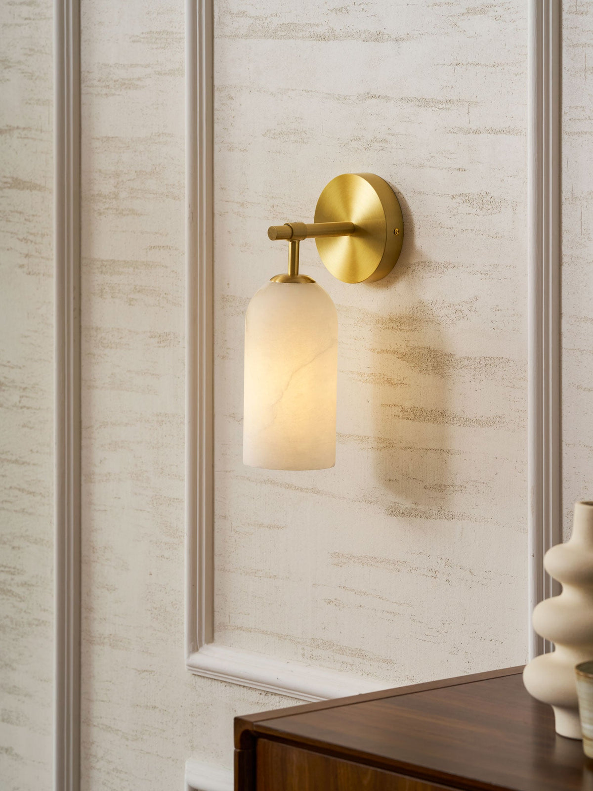 Pillar Alabaster Wall Sconce – Natural Stone, Brushed Gold Accent