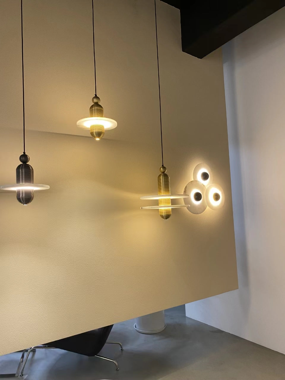 alabaster-comet-pendant-lamp