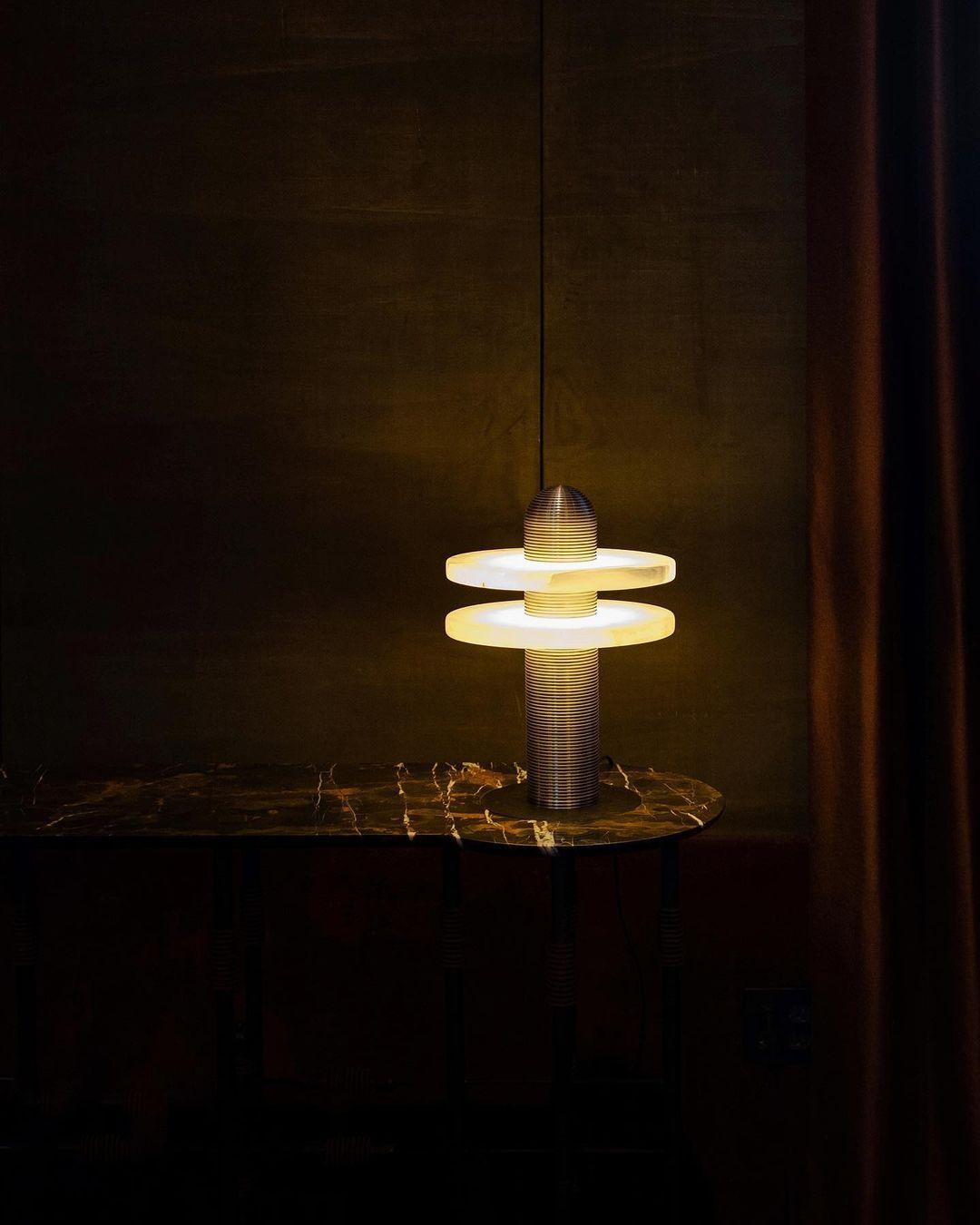 alabaster-comet-table-lamp