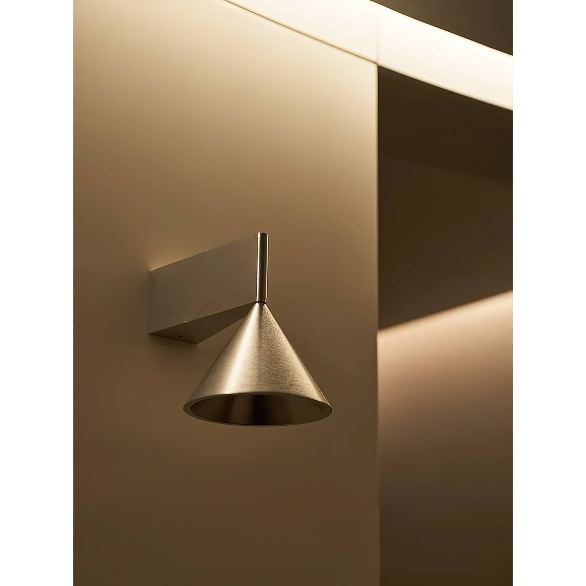 apollo-aluminum-wall-lamp