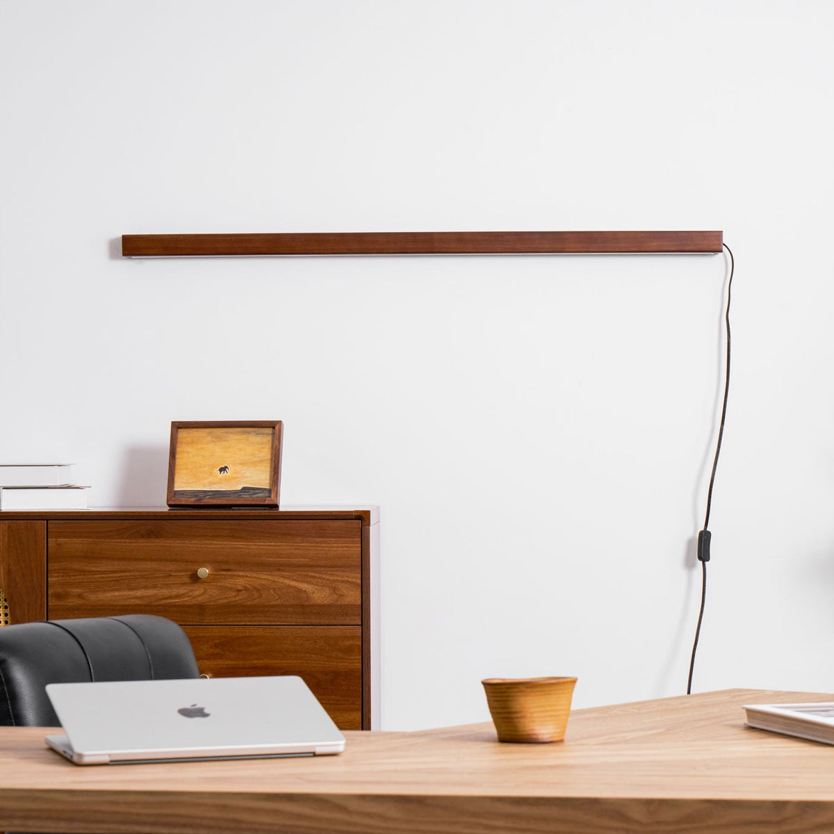 Arlo Wooden LED Wall Sconce – Plug-In Linear Light for Modern Interiors