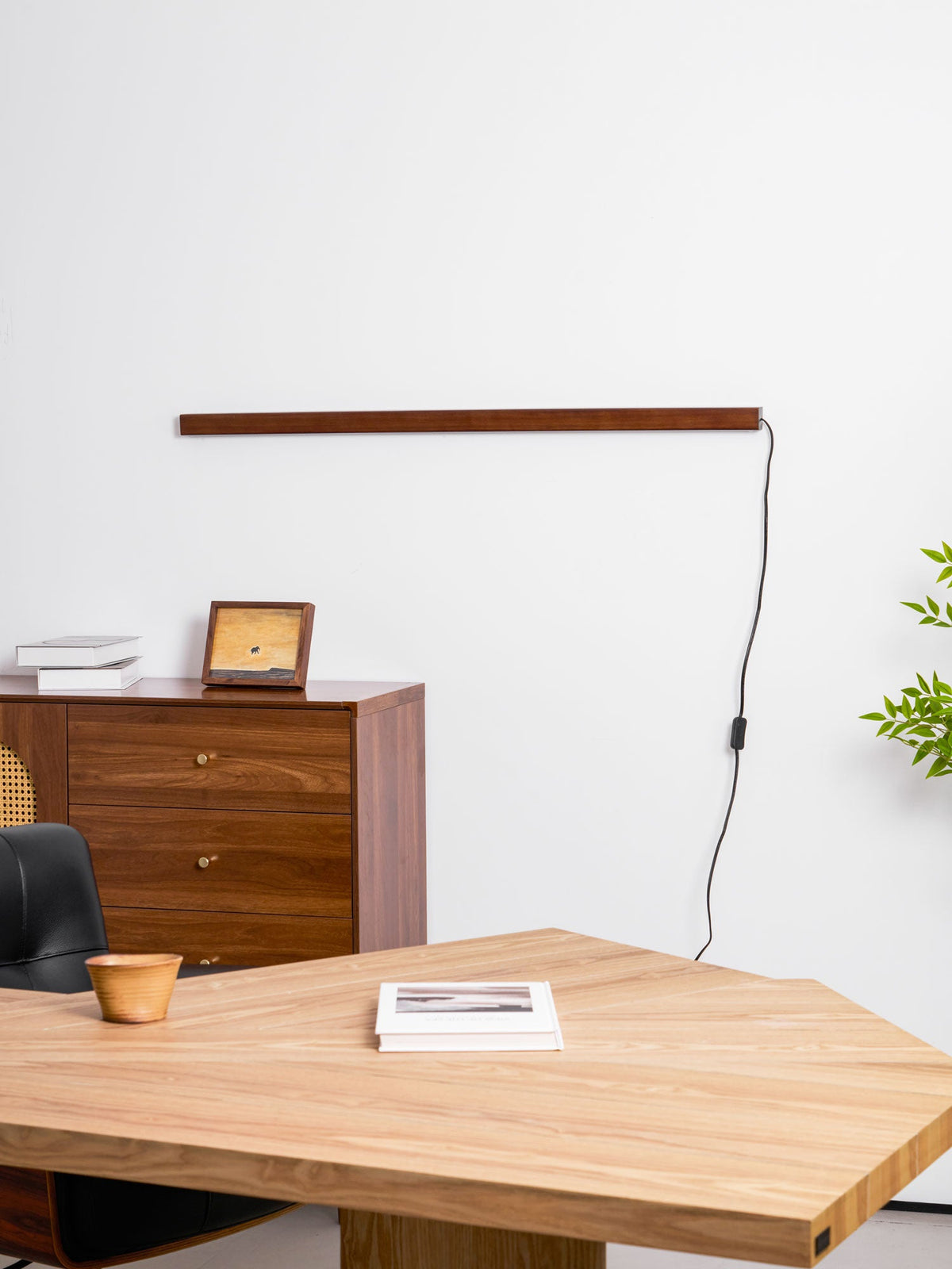 Arlo Wooden LED Wall Sconce – Plug-In Linear Light for Modern Interiors