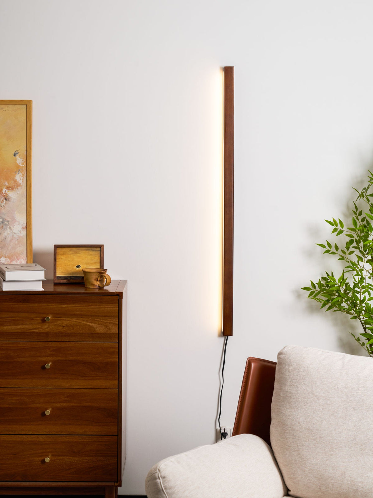 Arlo Wooden LED Wall Sconce – Plug-In Linear Light for Modern Interiors