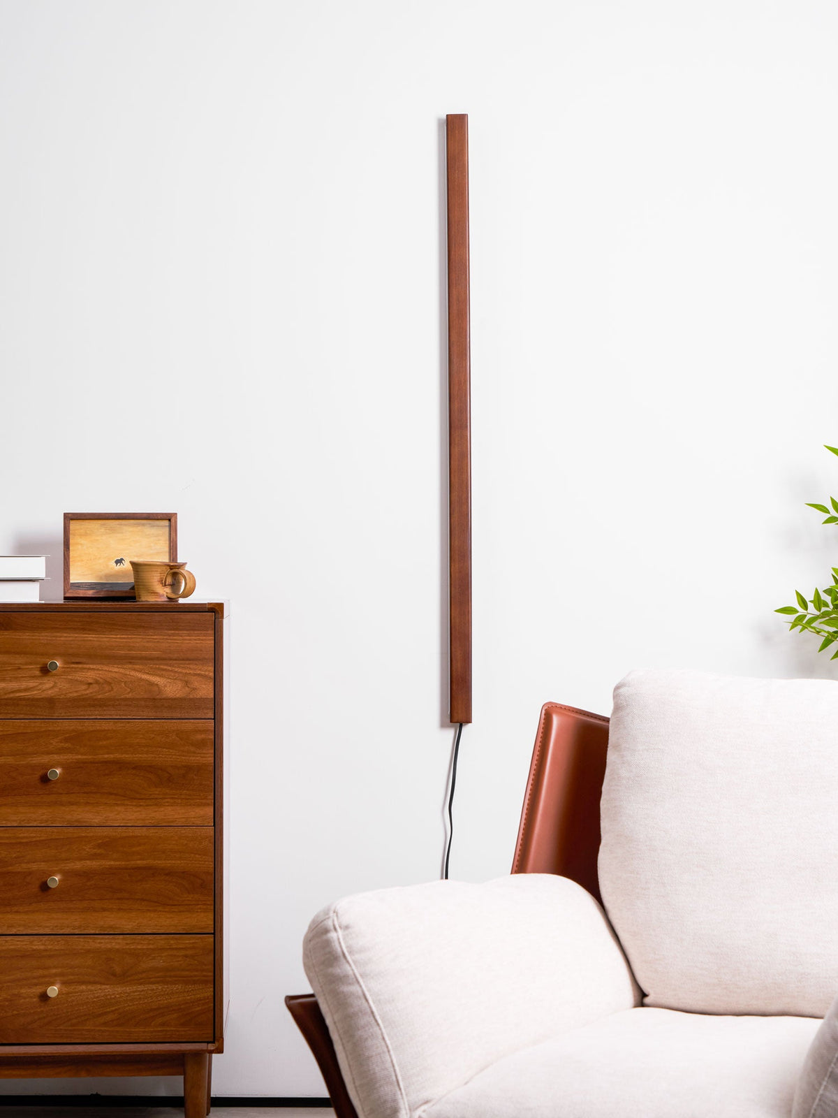 Arlo Wooden LED Wall Sconce – Plug-In Linear Light for Modern Interiors