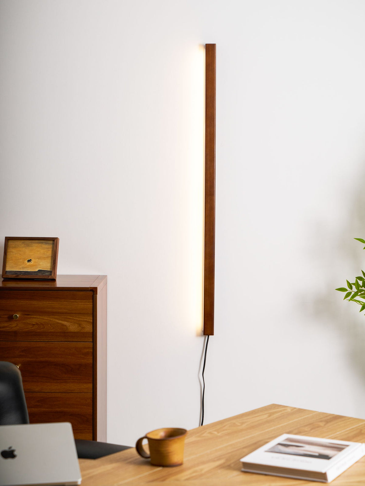 Arlo Wooden LED Wall Sconce – Plug-In Linear Light for Modern Interiors