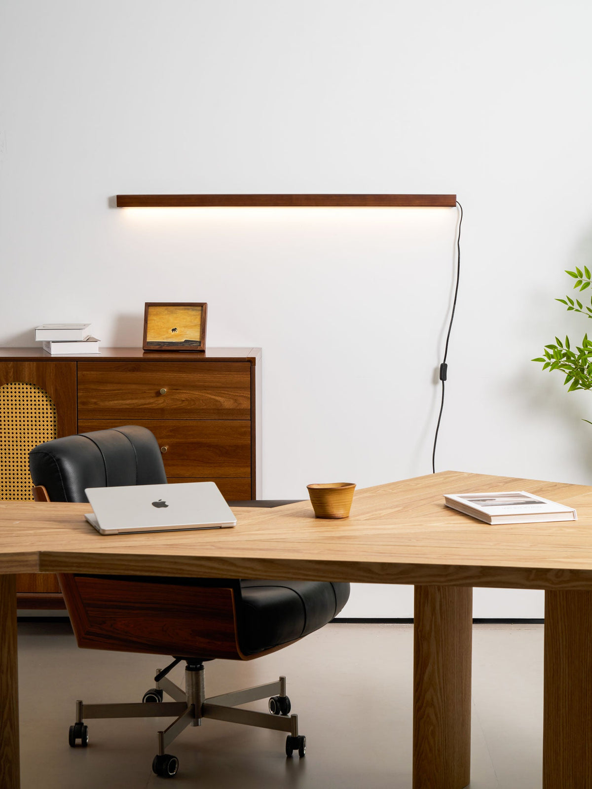 Arlo Wooden LED Wall Sconce – Plug-In Linear Light for Modern Interiors