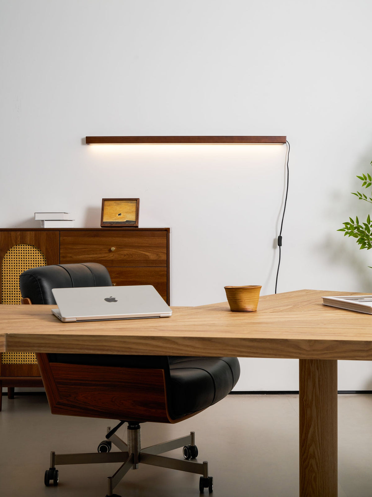Arlo Wooden LED Wall Sconce – Plug-In Linear Light for Modern Interiors