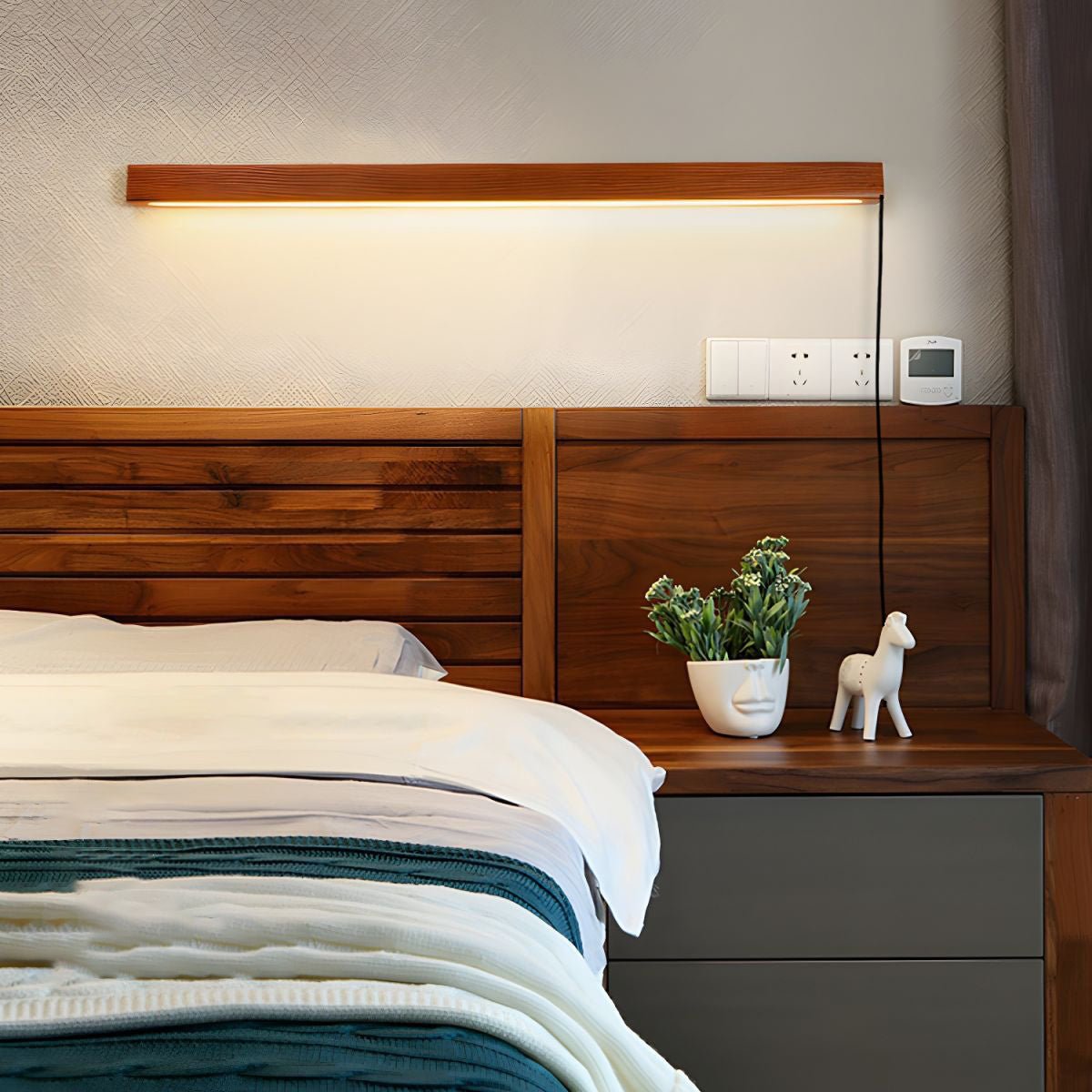Arlo Wooden LED Wall Sconce – Plug-In Linear Light for Modern Interiors