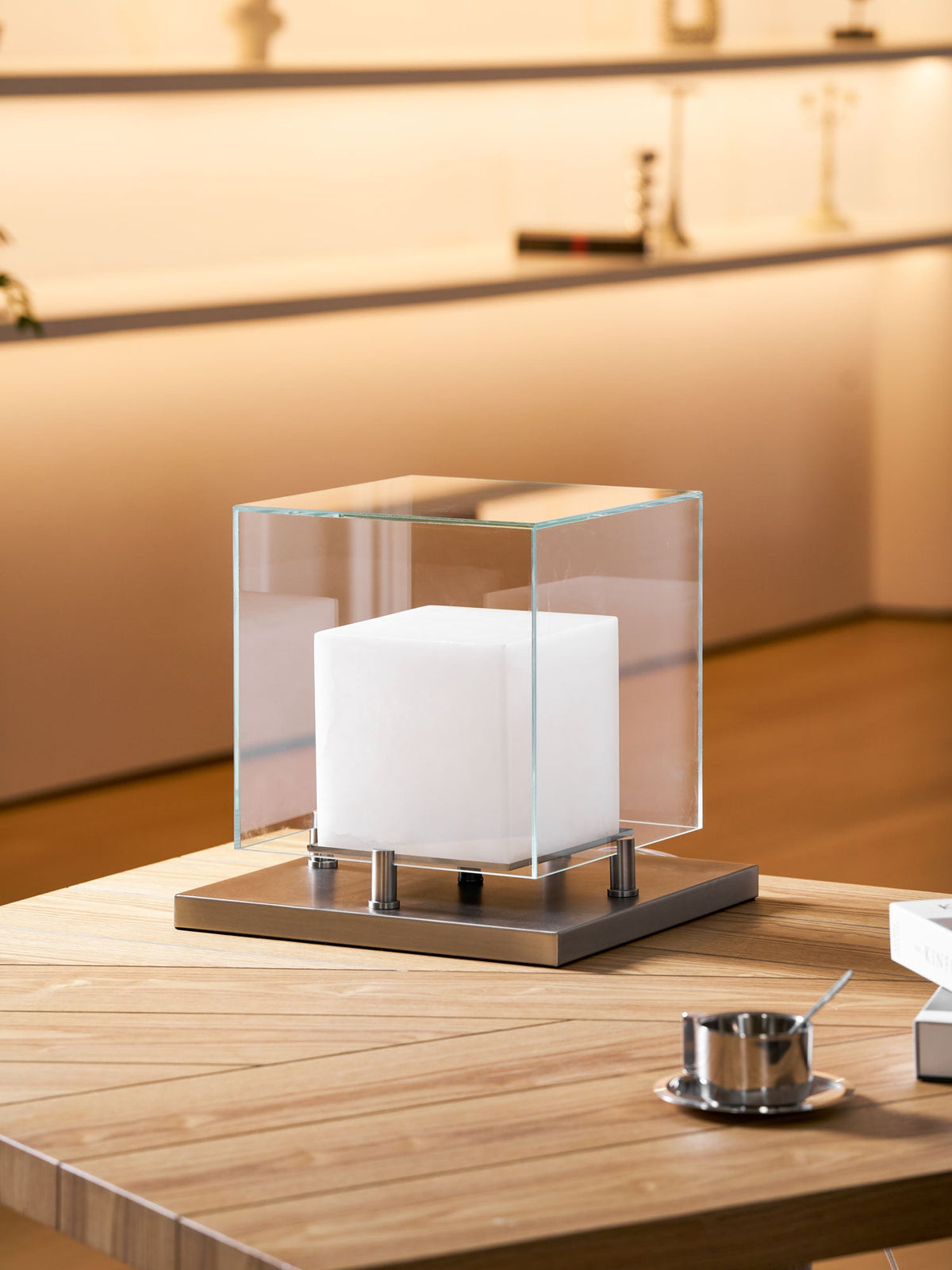 Arqra Alabaster Table Lamp – Sculptural LED Accent Light for Modern Interiors