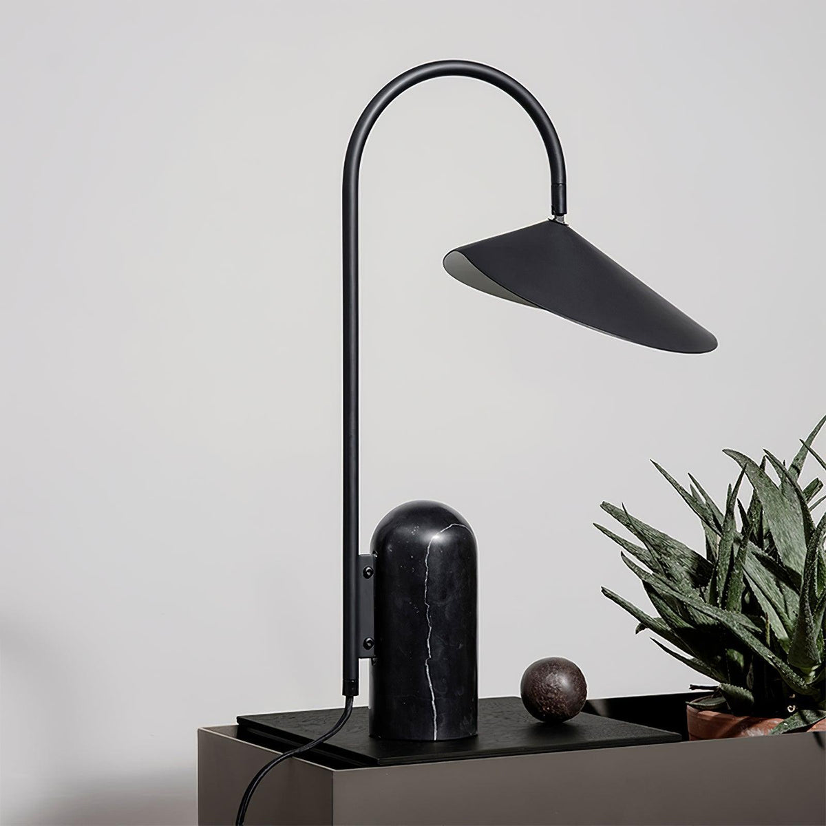 arum-table-lamp