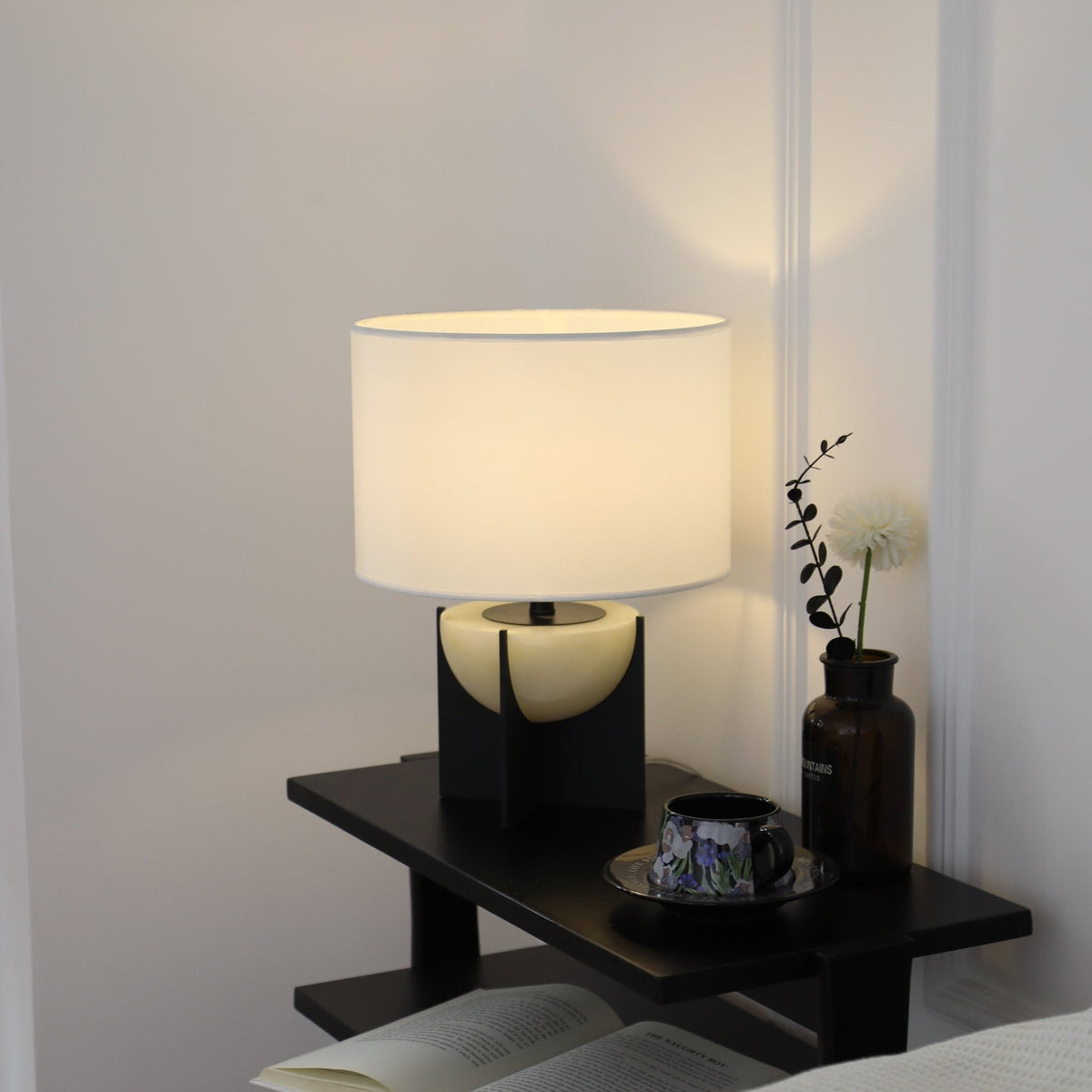 Axis Alabaster Table Lamp – Sculptural Bedside & Living Room Lighting
