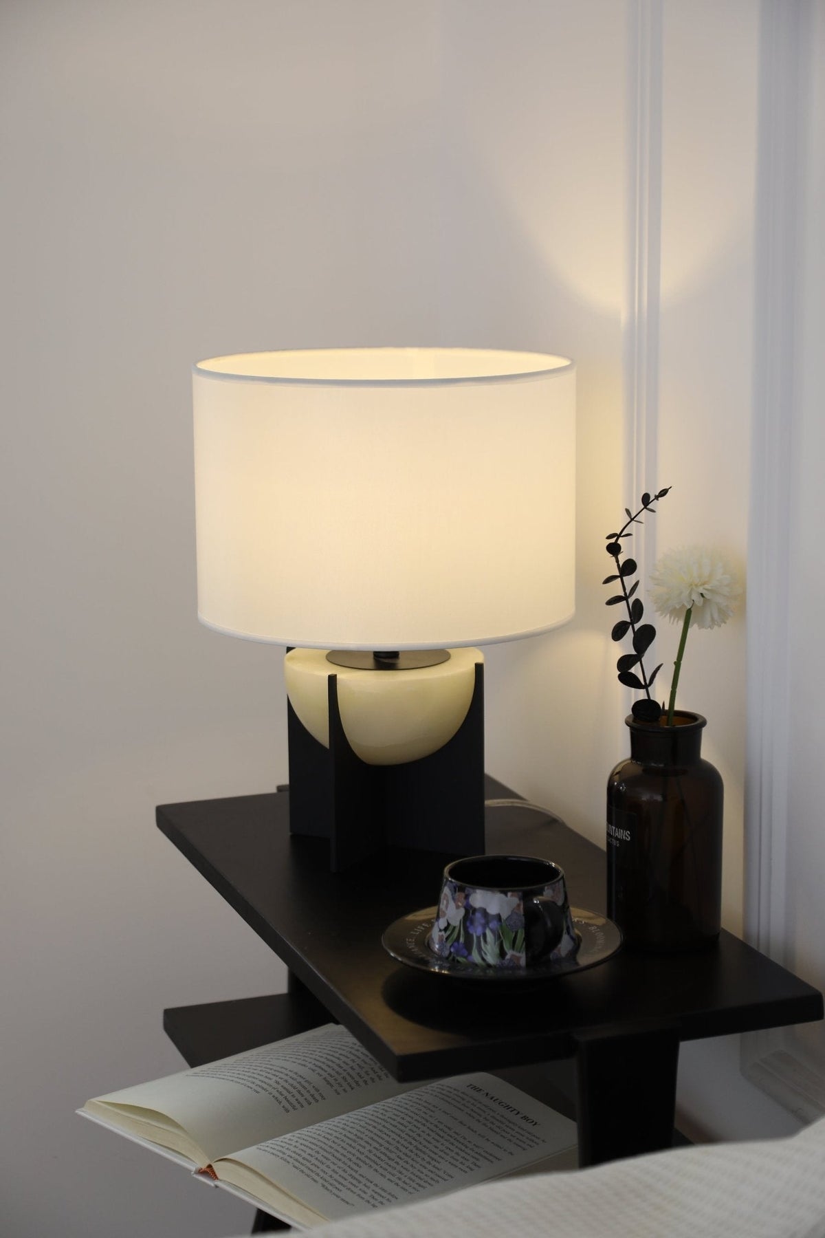 Axis Alabaster Table Lamp – Sculptural Bedside & Living Room Lighting