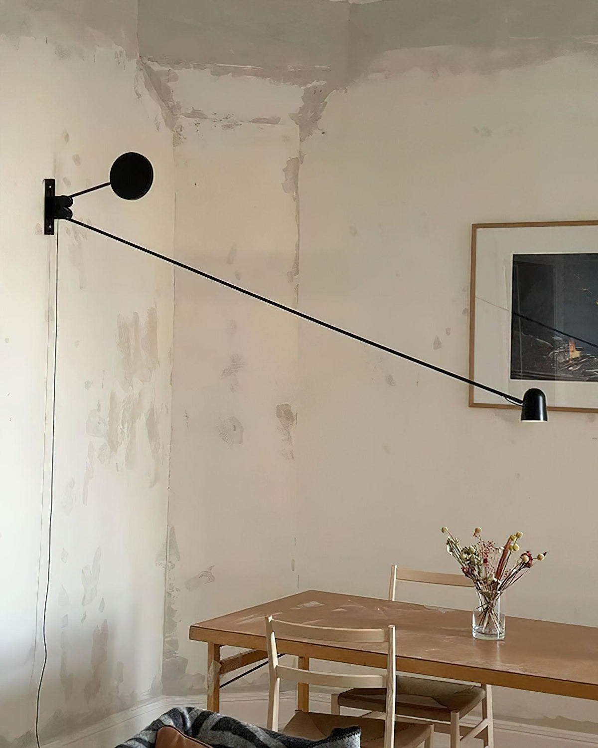 balanced-wall-light