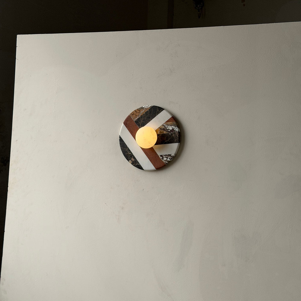 battuto-marble-wall-lamp
