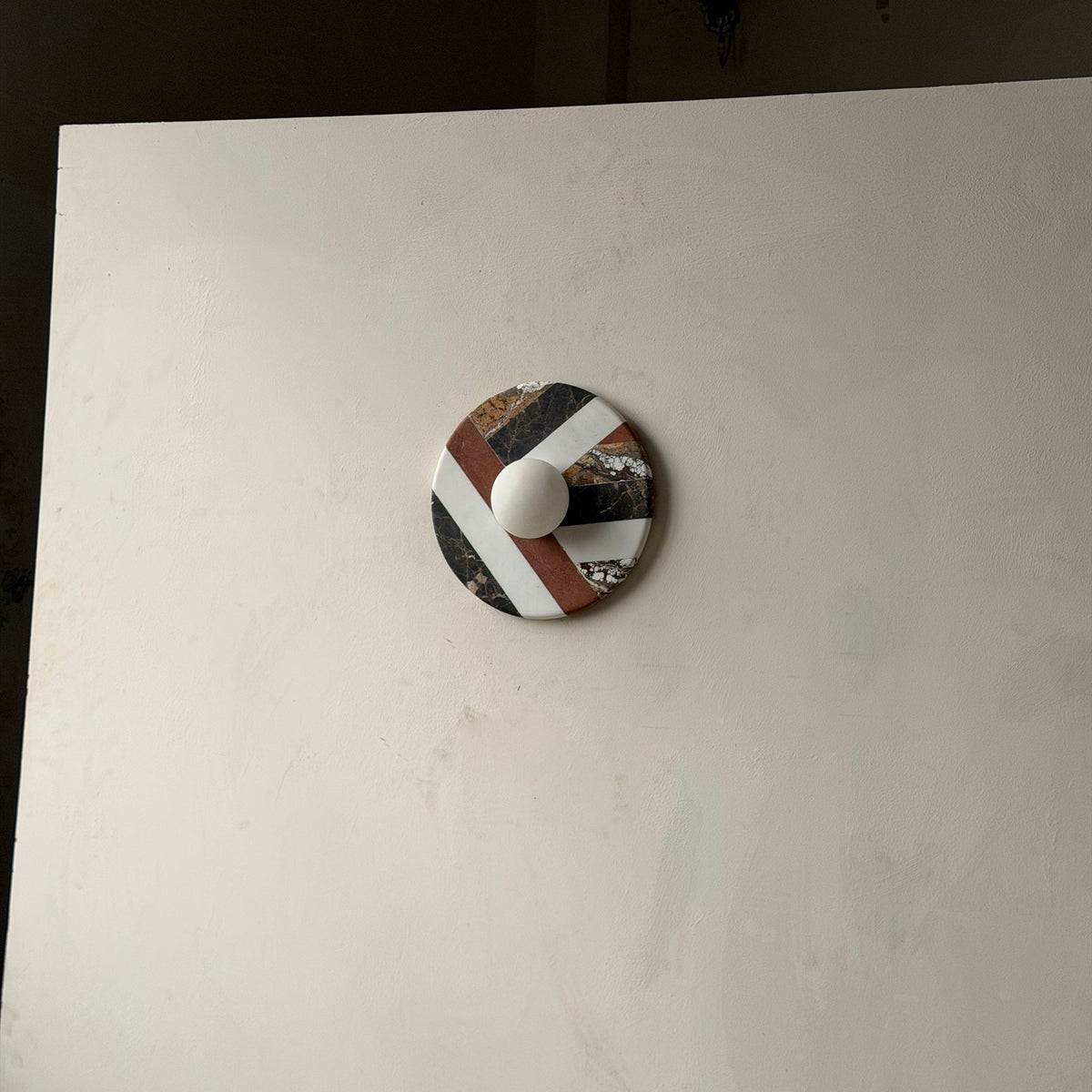 battuto-marble-wall-lamp