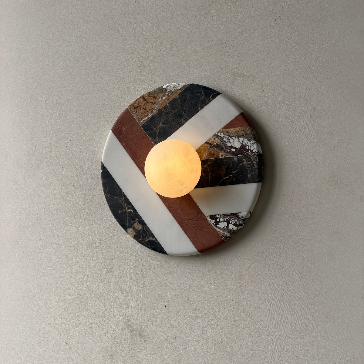battuto-marble-wall-lamp