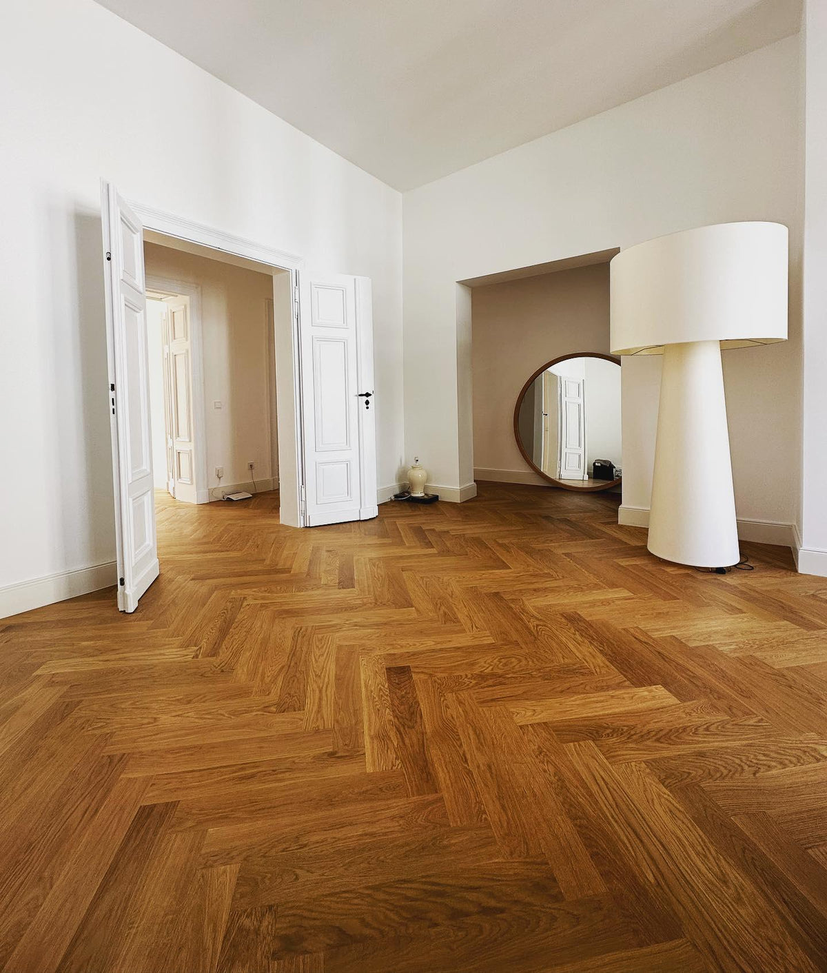 big-shadow-floor-light