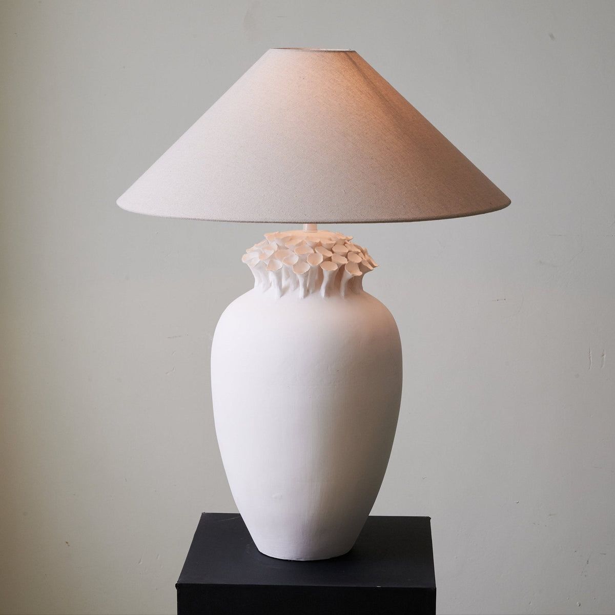 Blossom Crest Ceramic Table Lamp – Sculptural Floral Design with Linen Shade
