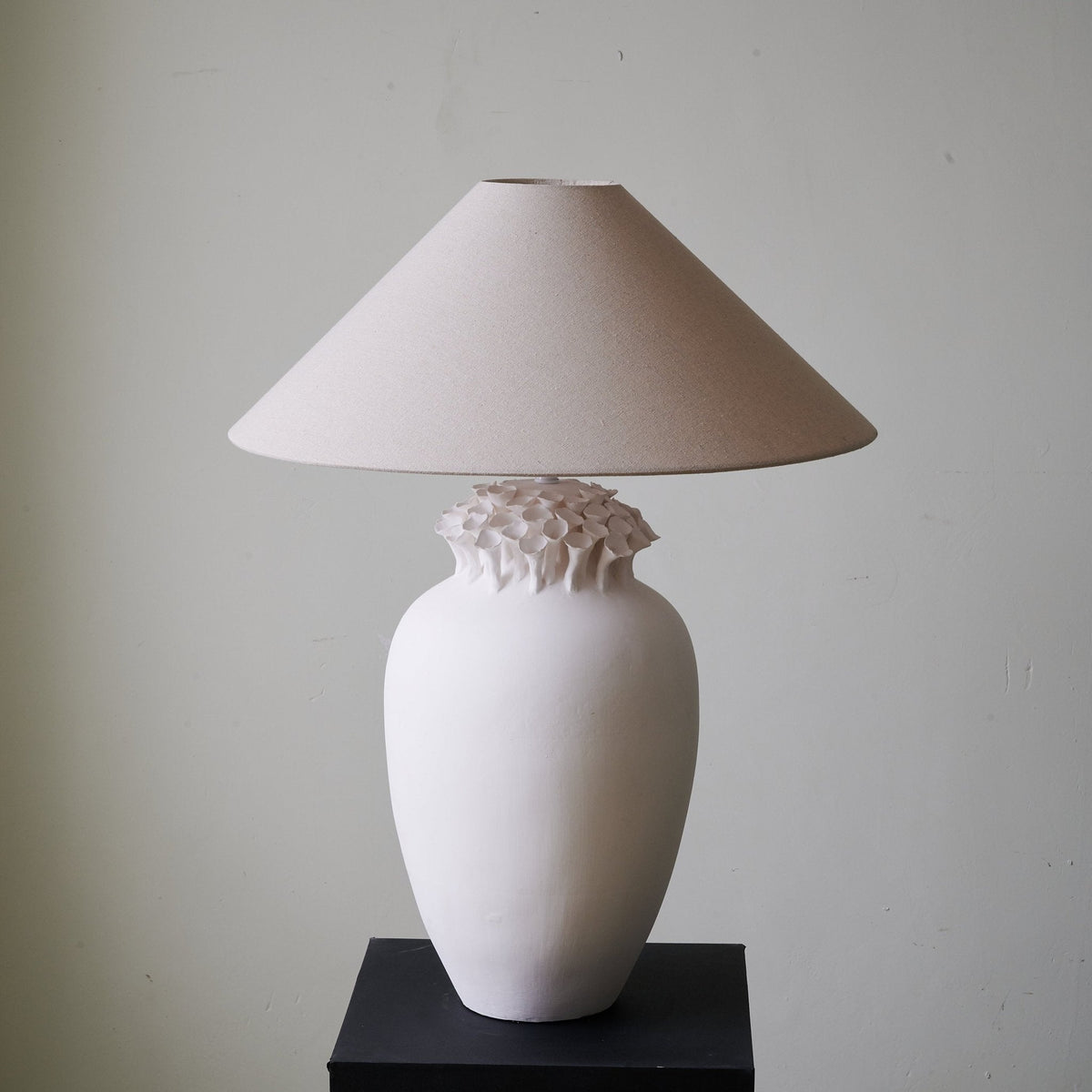 Blossom Crest Ceramic Table Lamp – Sculptural Floral Design with Linen Shade