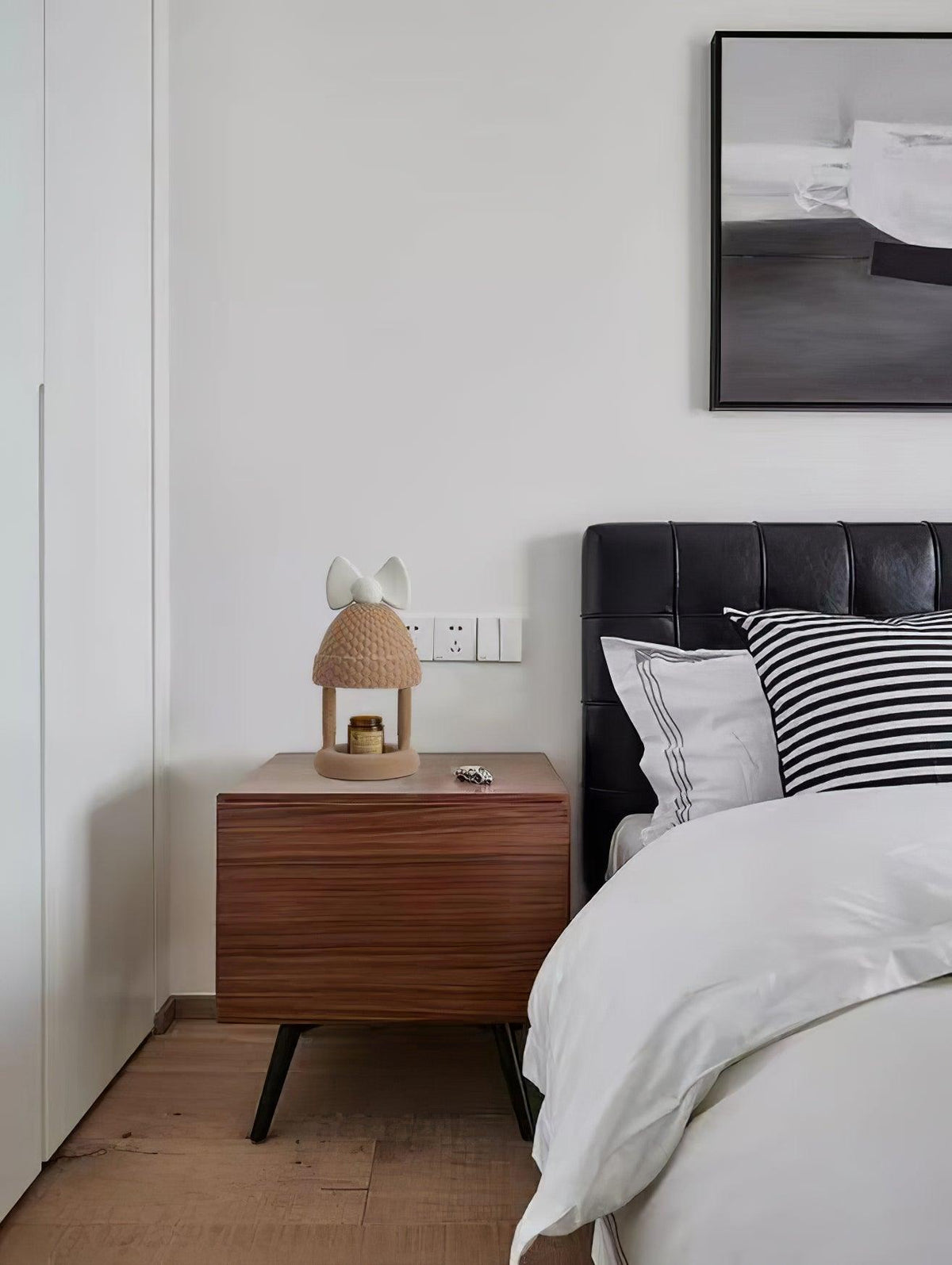 bow-tie-hat-table-lamp