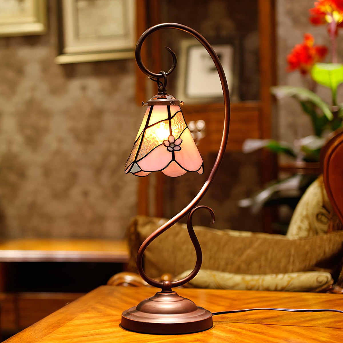 cal-lighting-cotulla-tiffany-table-lamp