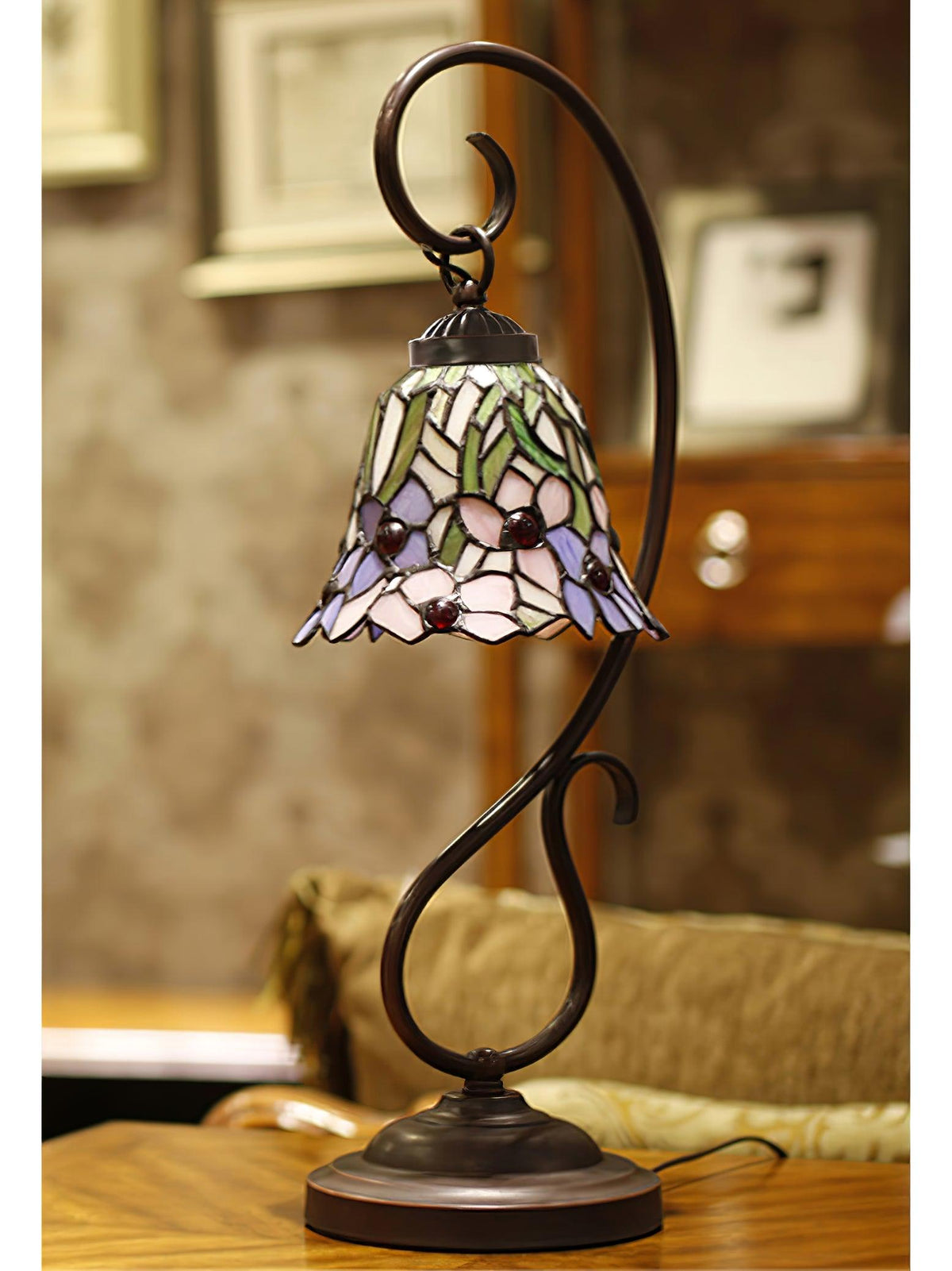 cal-lighting-cotulla-tiffany-table-lamp