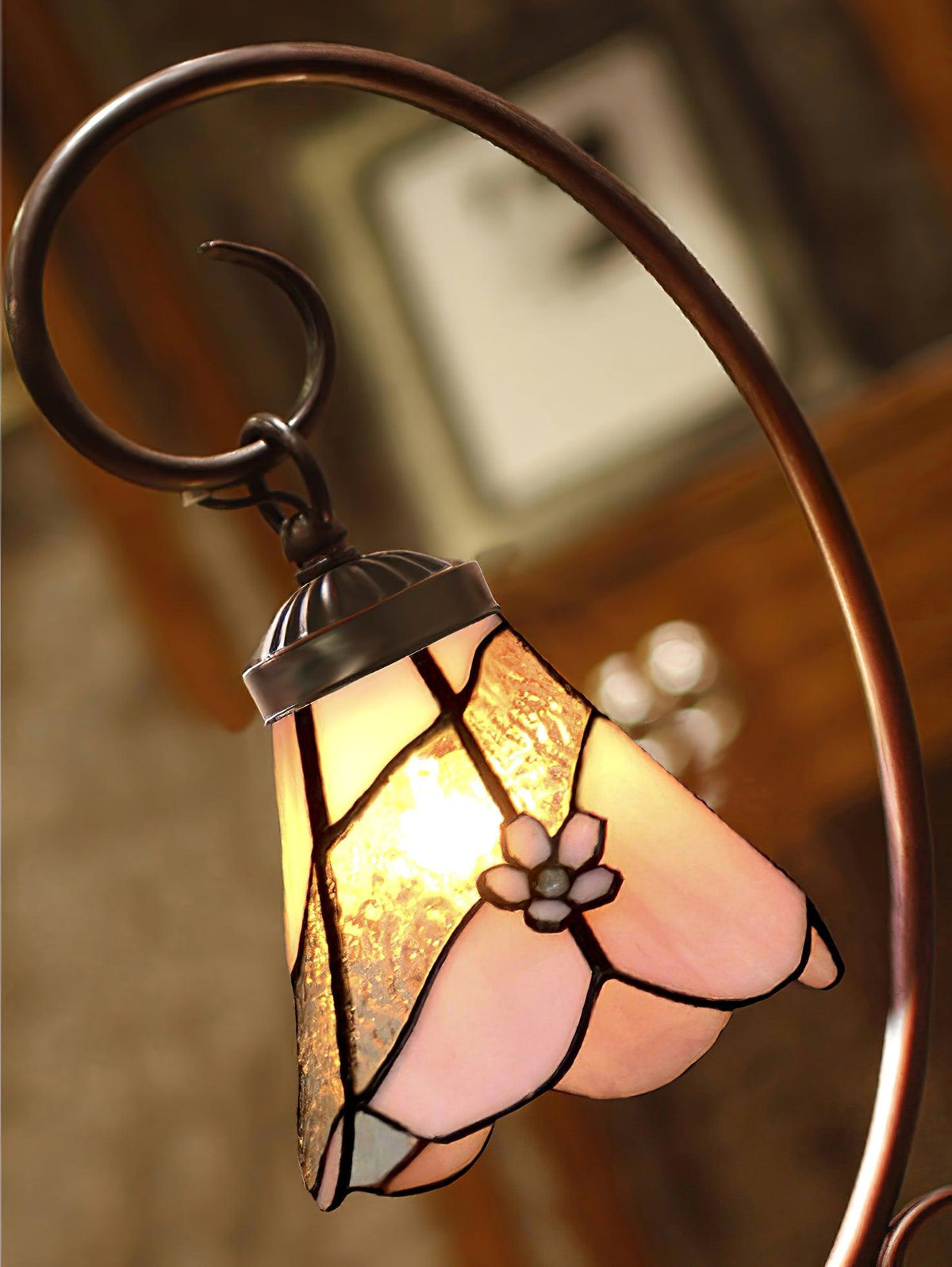 cal-lighting-cotulla-tiffany-table-lamp