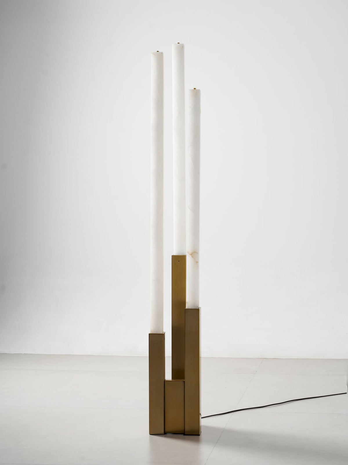 Callisto Alabaster Floor Lamp – Sculptural LED Brass Floor Light