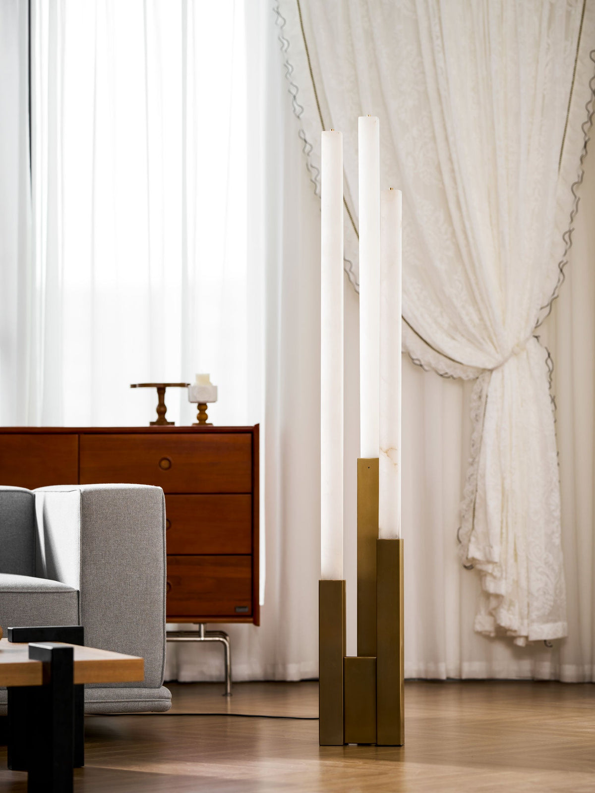 Callisto Alabaster Floor Lamp – Sculptural LED Brass Floor Light