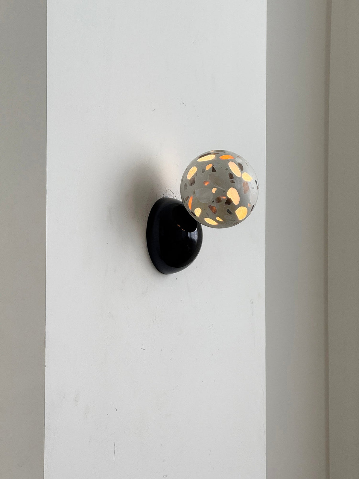 callisto-eclipse-wall-lamp