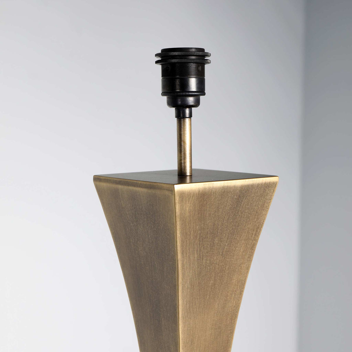 capricorn-floor-lamp