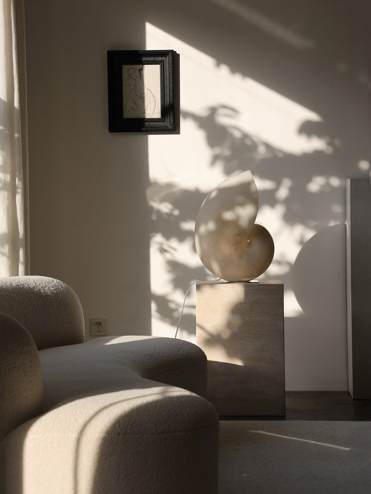 Conch Bloom Sculptural Resin Table Lamp with Nautilus Shell Design