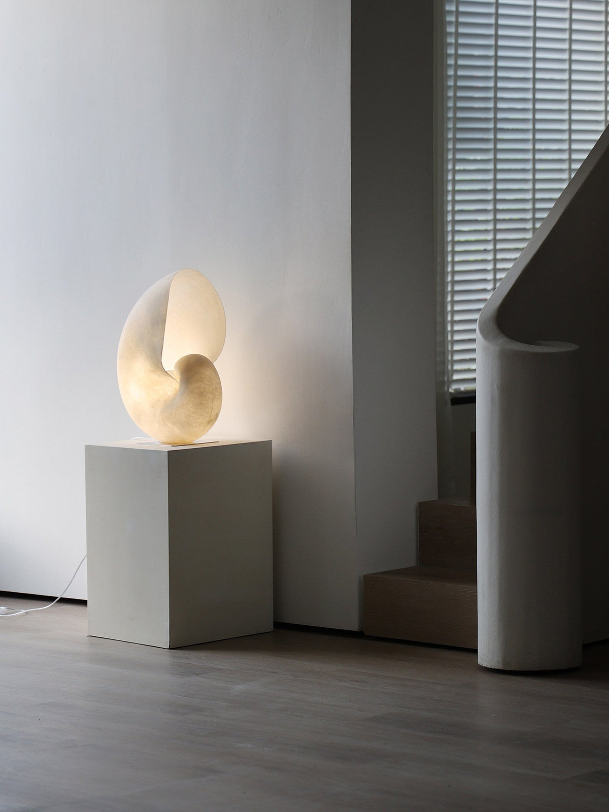 Conch Bloom Sculptural Resin Table Lamp with Nautilus Shell Design