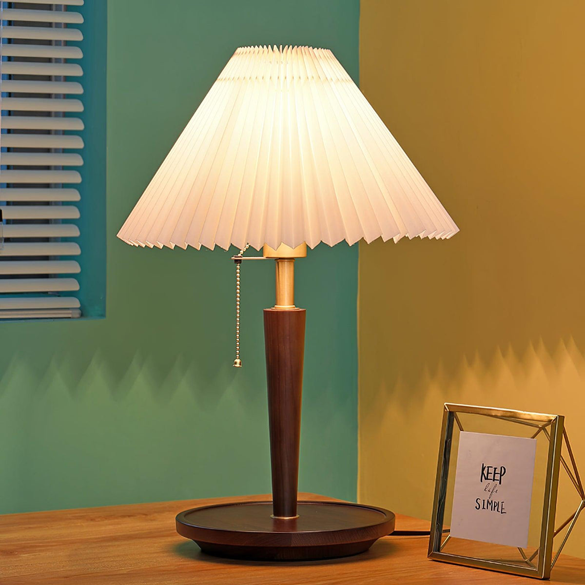 Cone_Pleated_Fabric_Table_Lamp