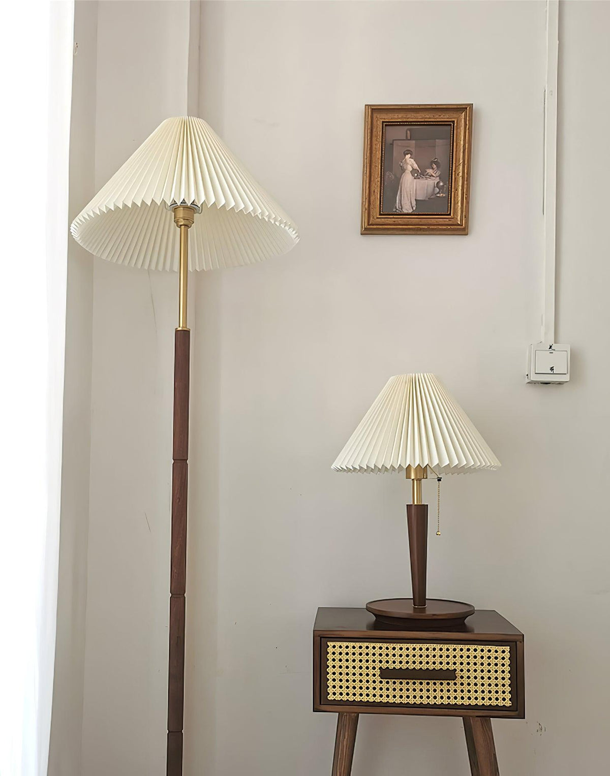 Cone_Pleated_Fabric_Table_Lamp