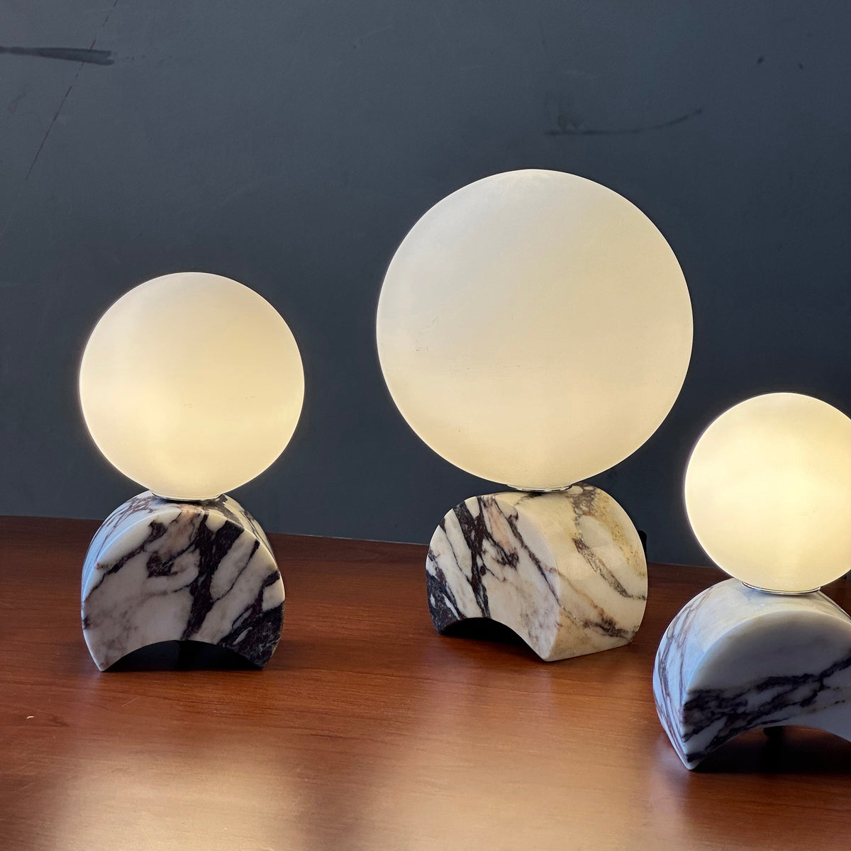 crescent-marble-table-lamp