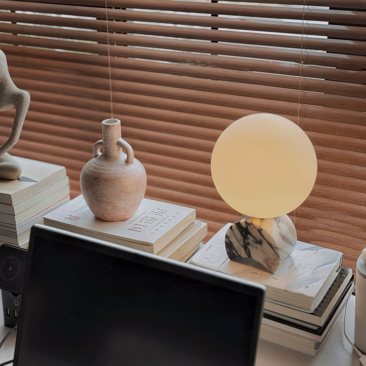 crescent-marble-table-lamp