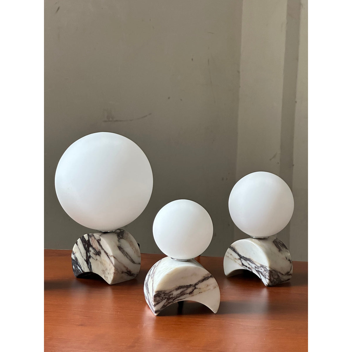 crescent-marble-table-lamp