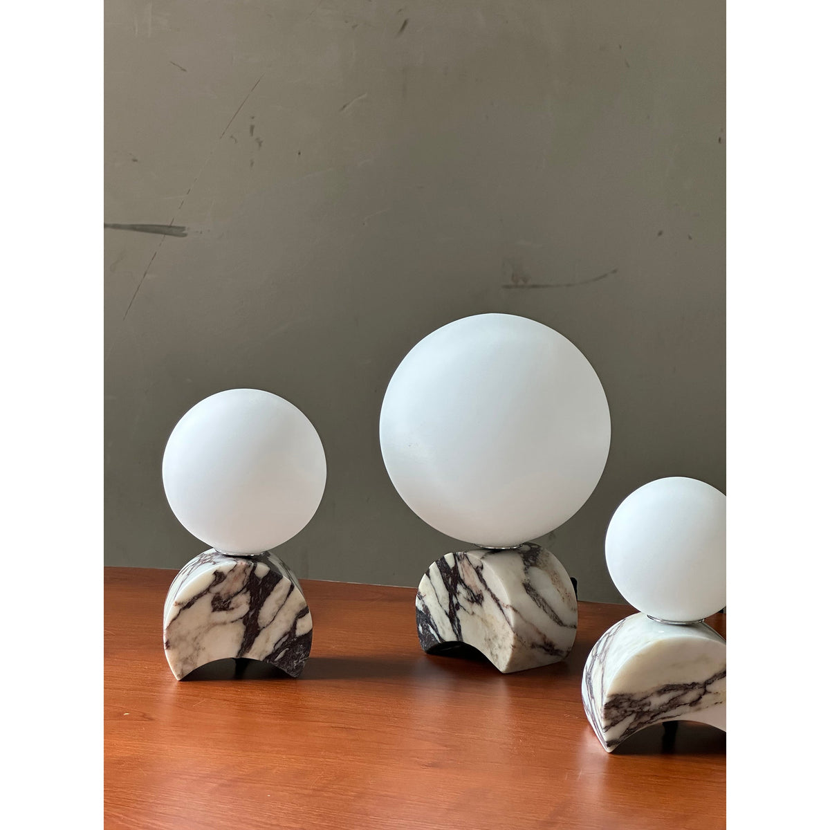 crescent-marble-table-lamp