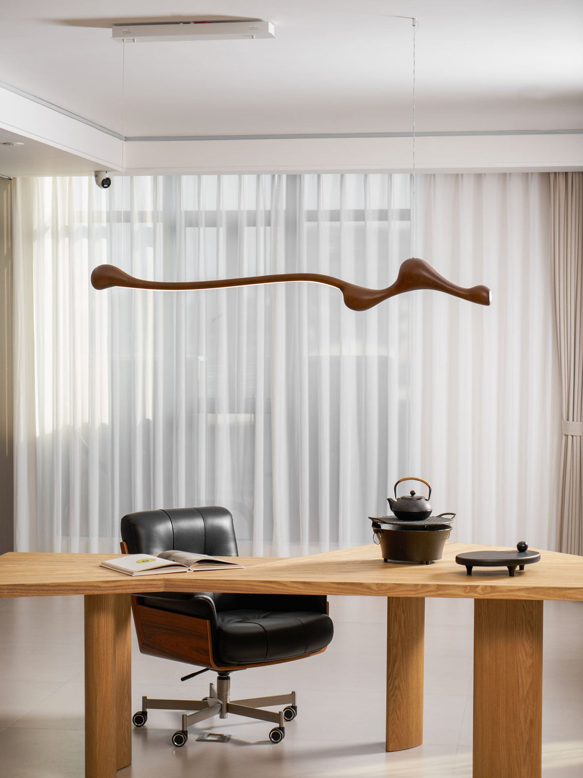 Curva Sculptural Wood LED Pendant Light – Modern Organic Design